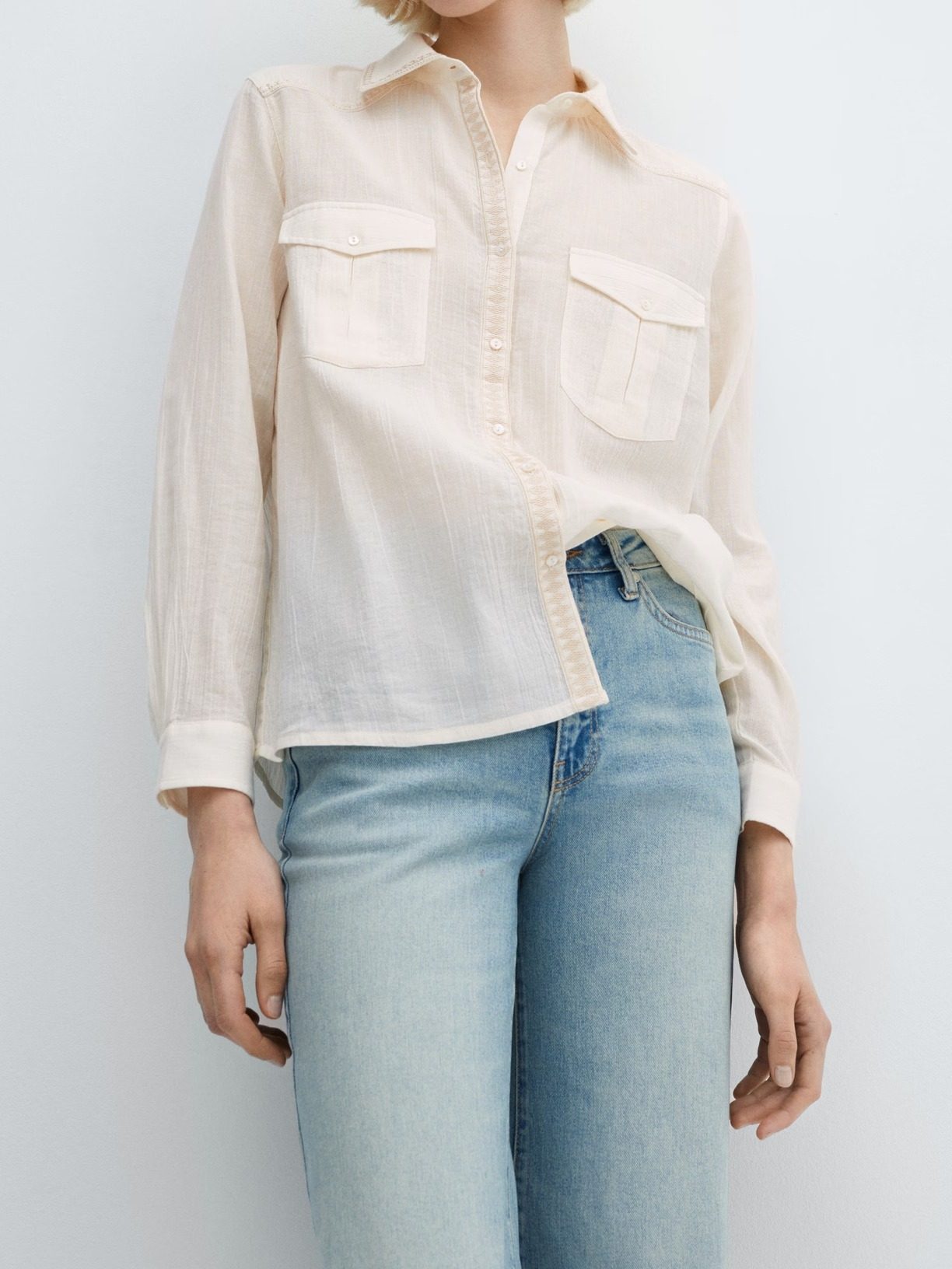 CAMISA BOLSILLO DETALLE BORDADO CREMA