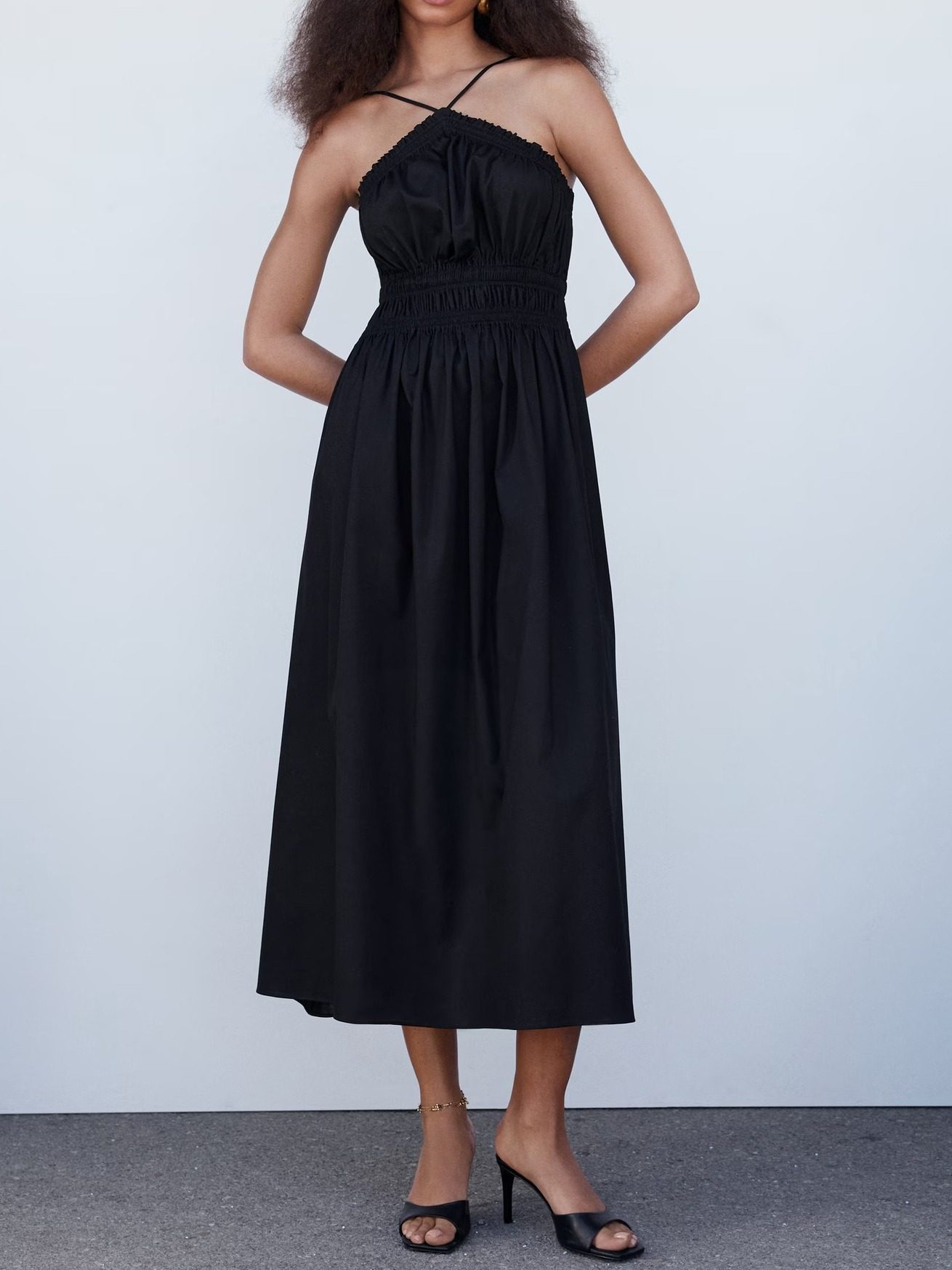 VESTIDO HALTER DETALLES FRUNCIDOS NEGRO