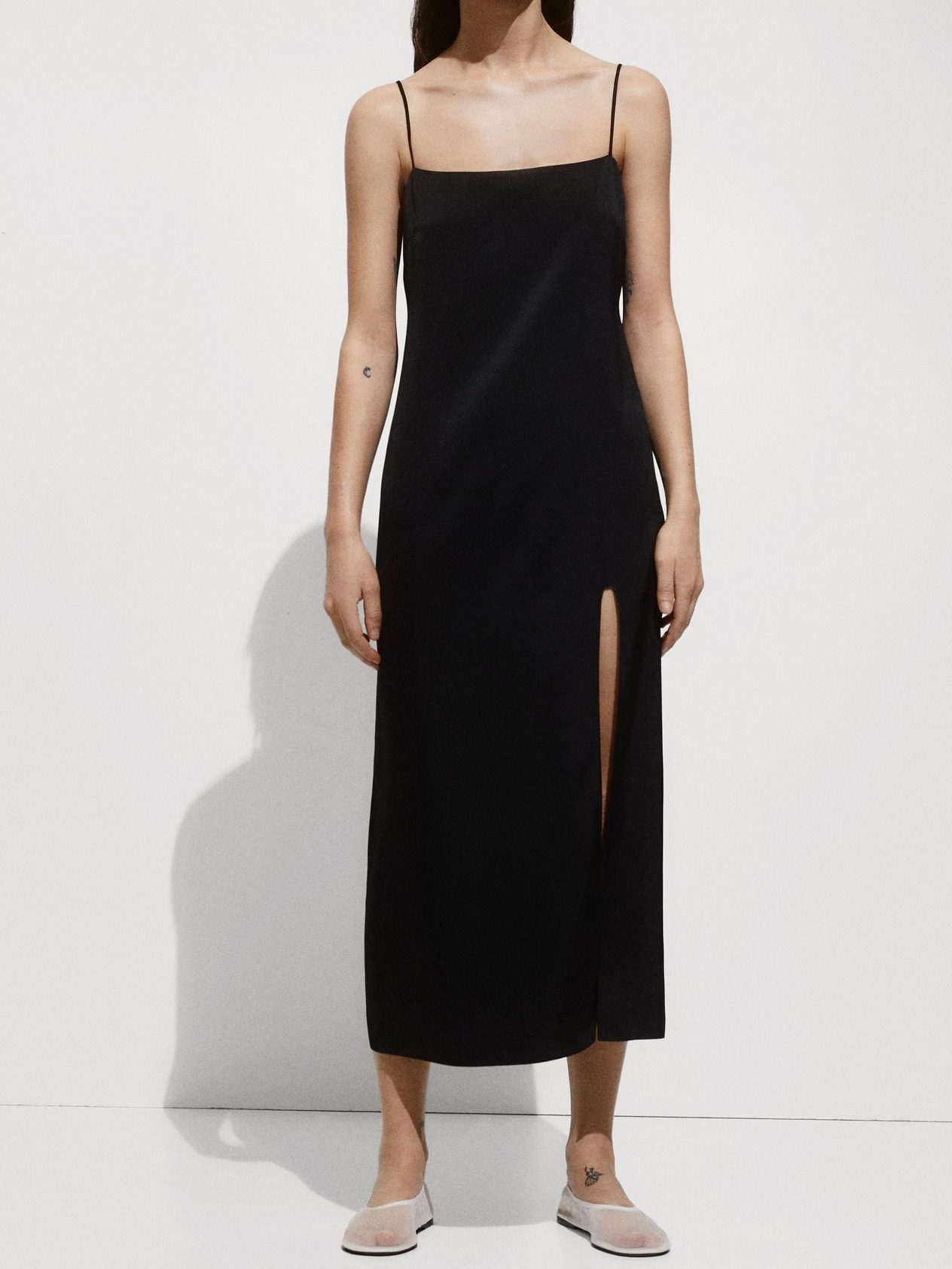VESTIDO SATINADO ABERTURA LISO NEGRO