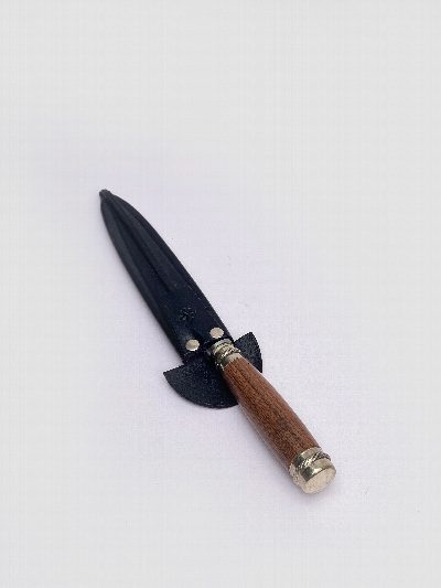 Cuchillo de madera con punteras de alpaca