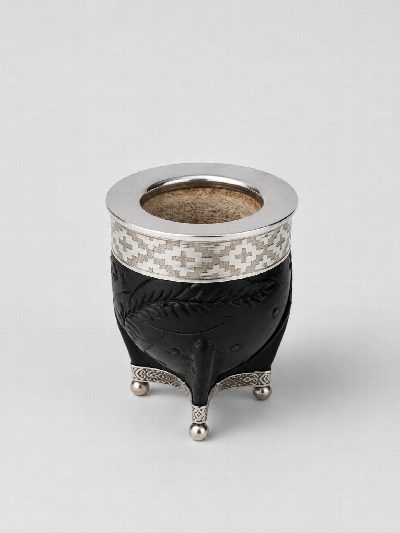Imperial repujado con patas de bronce