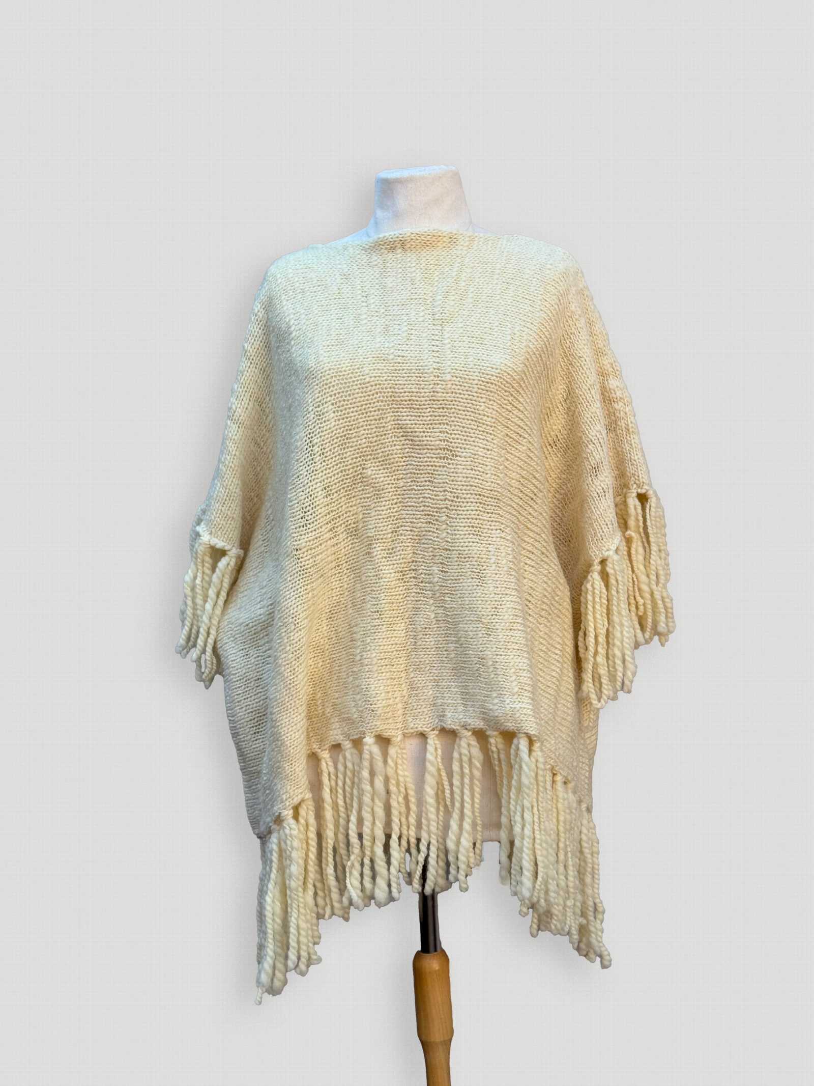 Poncho de lana beige