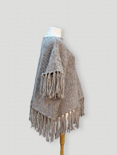 Poncho de lana gris
